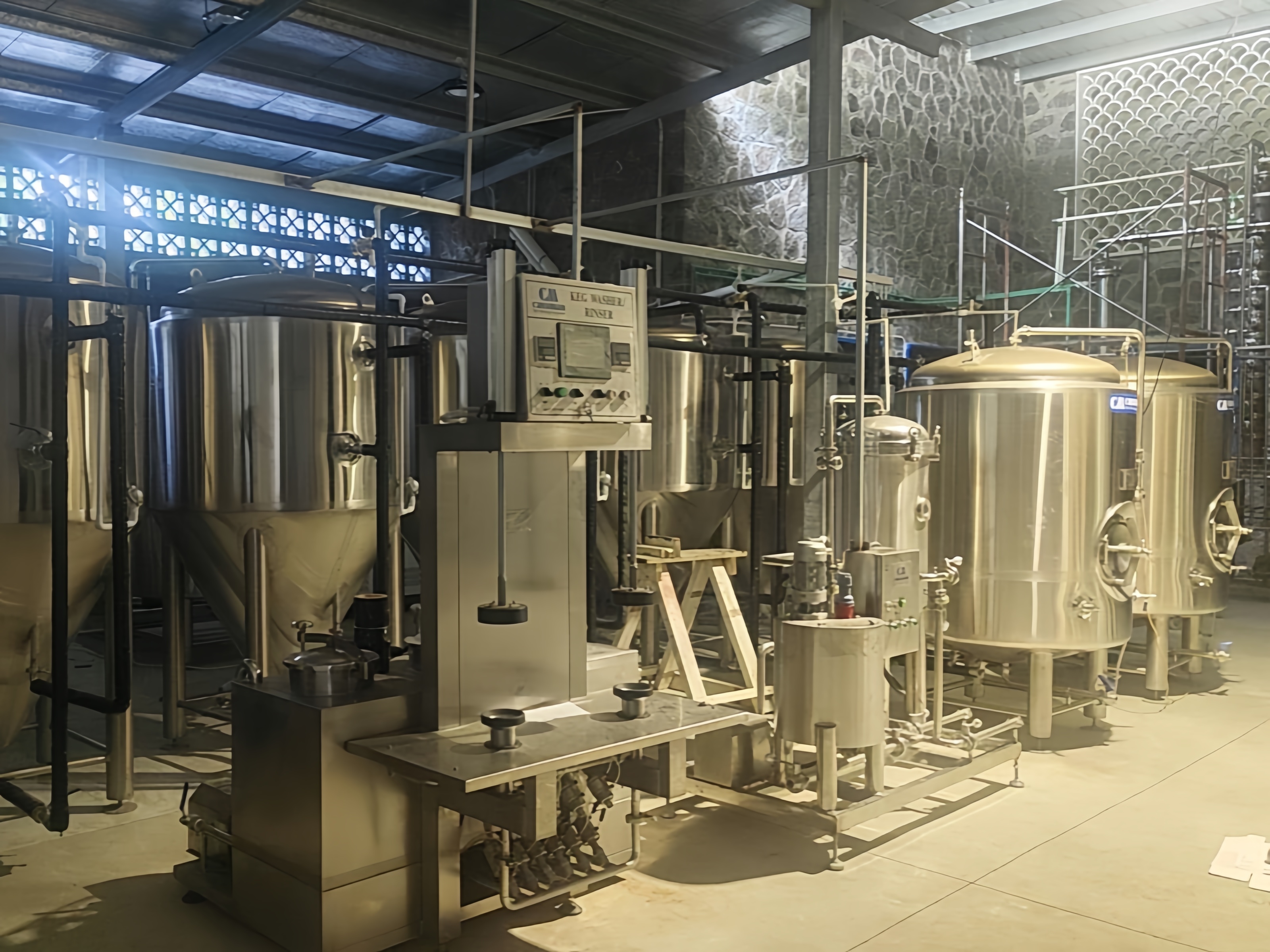 እህል ወደ ብርጭቆ በገነት ውስጥ፡- 1500L ድብልቅ ቢራ ፋብሪካ እና ለሲሸልስ ዳይስቲልሪ