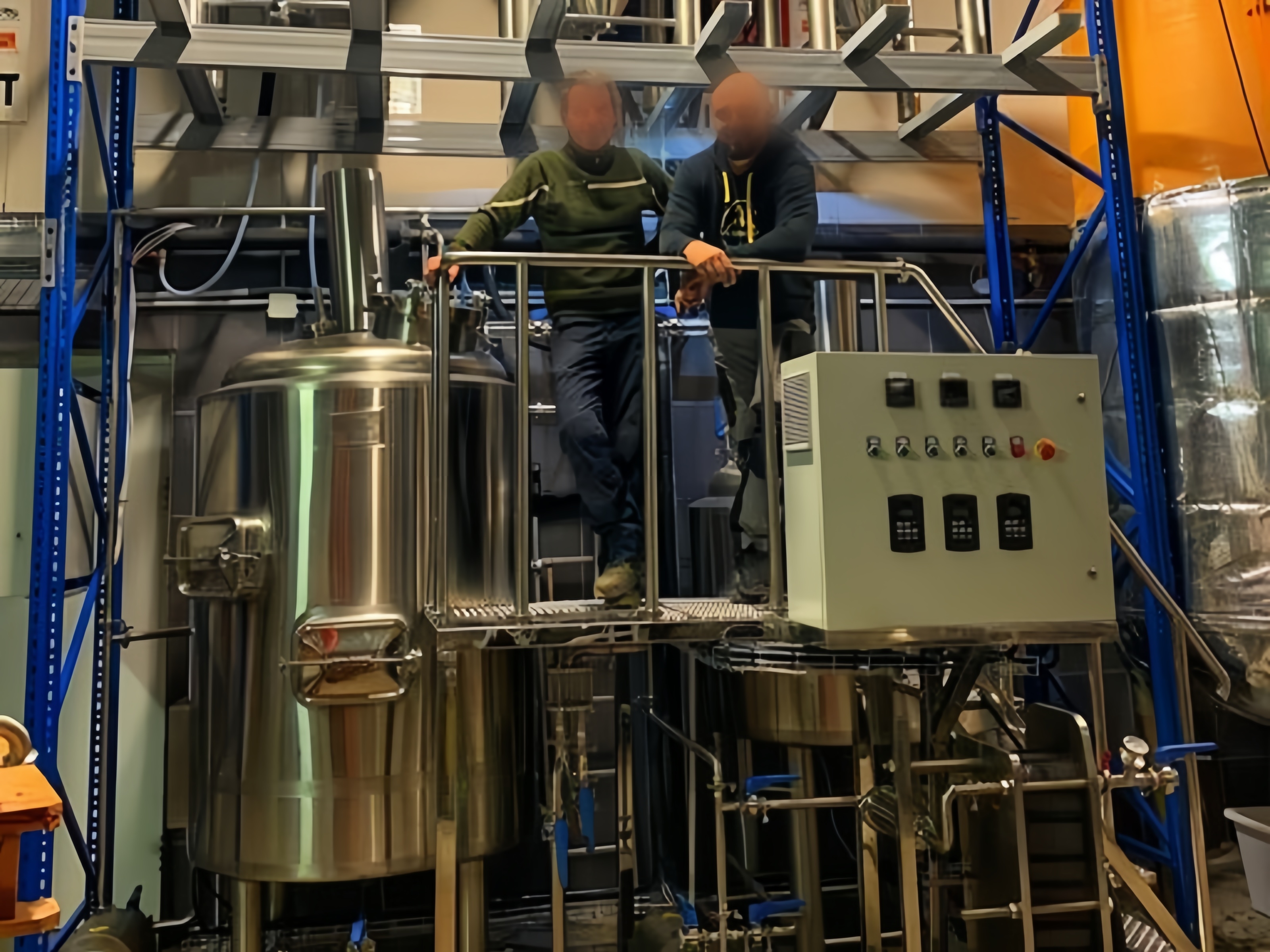 Kompakt bryggekraft med et 500L kombinert brygghus for en fransk bryggepub
