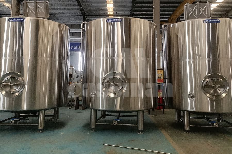 Versand-Meilenstein: 4x 5000L ma&szlig;geschneiderte Obstwein-Lagertanks auf dem Weg nach Kent, Gro&szlig;britannien