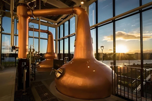 ባህላዊ የመዳብ ድስት አሁንም ለአርቲስያን መንፈስ ማምረት